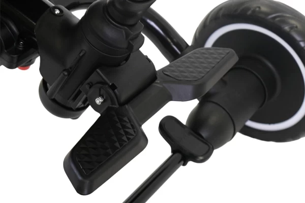 Mit praktischer Fußstütze