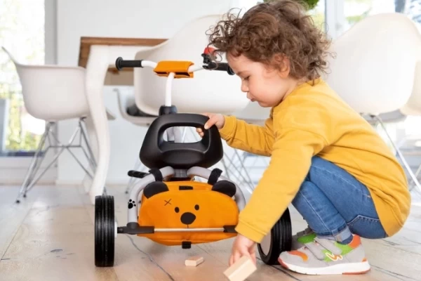 Mit niedlicher Beerentasche