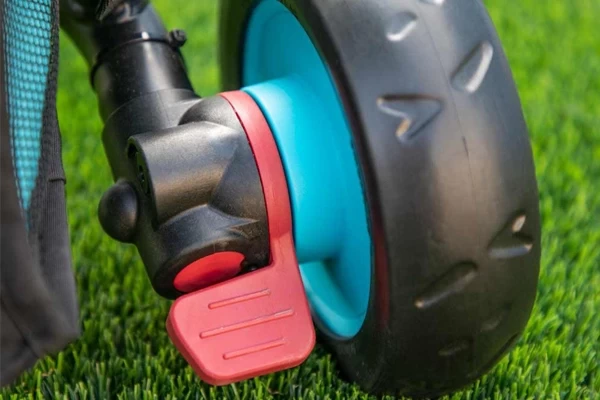 Ausgestattet mit einer Bremse