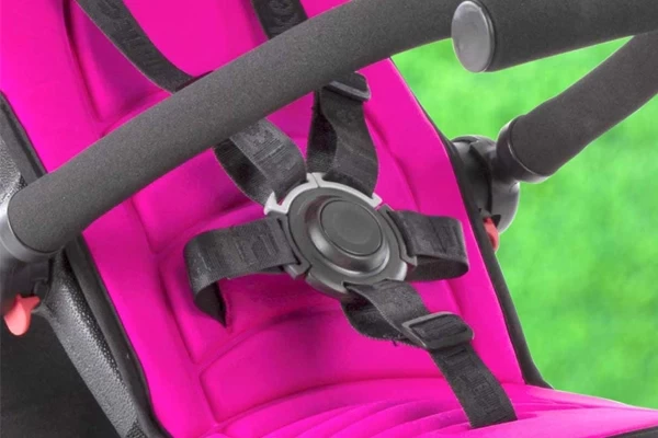 Sichere Fünf-Punkt-Gurte