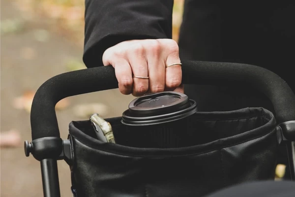 Mit praktischem Halter für Tasse und/oder Telefon