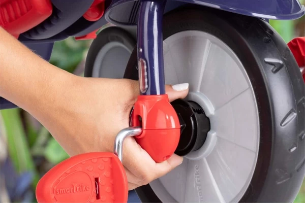 Befestigen Sie die Pedale